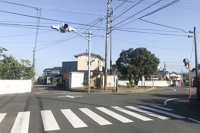 点滅信号のある交差点写真